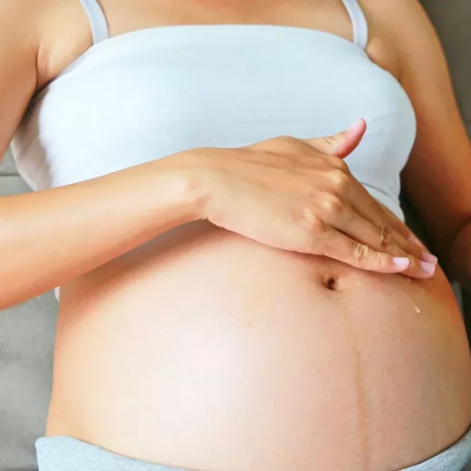 Huile corps anti-vergetures de grossesse