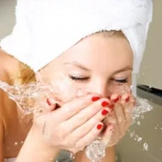 Le gant de démaquillage en microfibre, alternative écologique aux lingettes