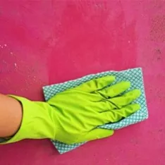 La lavette en microfibre : efficace contre les moisissures