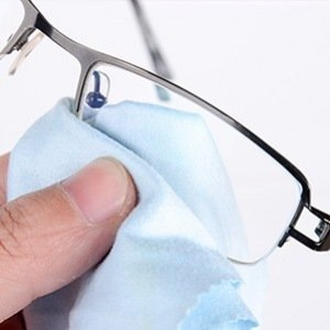 Comment nettoyer efficacement vos lunettes ? 🤔 Evitez les mouchoirs en  papier et préférez les chiffons en microfibre dédiés au nettoyage de vos  verres, By ZEISS Vision