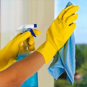 Une femme de ménage pour nettoyer les vitres