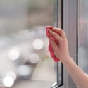 Comment nettoyer les vitres avec une chiffonnette en microfibre ?