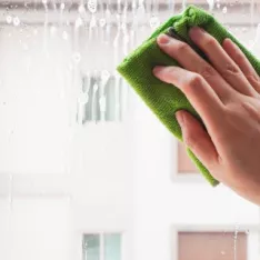 Comment nettoyer vos vitres encrassées en trois étapes avec des microfibres ? Comment nettoyer vos vitres encrassées en trois étapes avec des microfibres ?