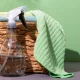 Combinez microfibres et solutions anticalcaire pour un nettoyage écologique de la salle de bain