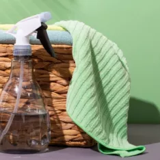 Combinez microfibres et solutions anticalcaire pour un nettoyage écologique de la salle de bain Combinez microfibres et solutions anticalcaire pour un nettoyage écologique de la salle de bain