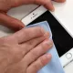 Comment nettoyer un écran de smartphone avec une microfibre ?