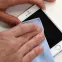 Comment nettoyer un écran de smartphone avec une microfibre ?
