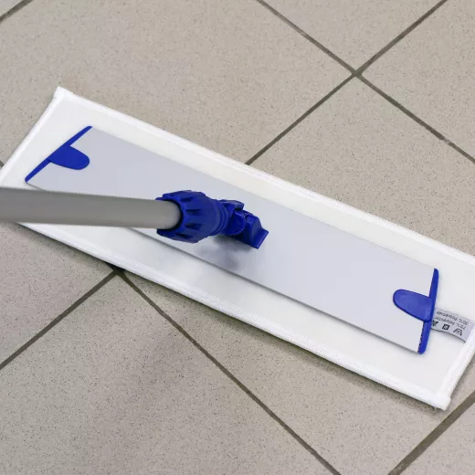 Mop grattant en microfibres idéal pour nettoyer tous les sols Mop grattant en microfibres idéal pour nettoyer tous les sols