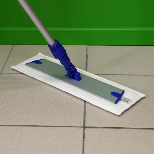 Mop grattant en microfibres idéal pour nettoyer tous les sols Mop grattant en microfibres idéal pour nettoyer tous les sols