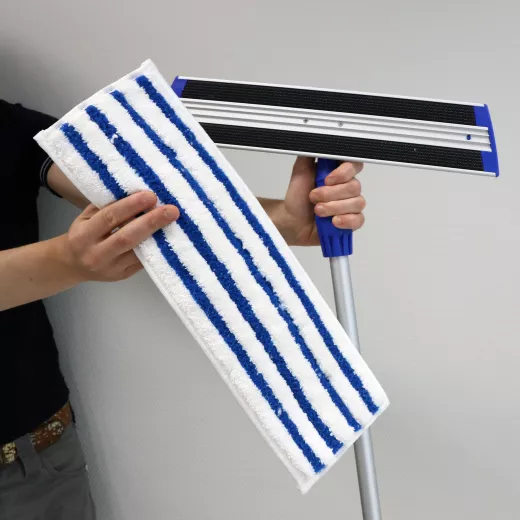 Mop grattant en microfibres idéal pour nettoyer tous les sols Mop grattant en microfibres idéal pour nettoyer tous les sols