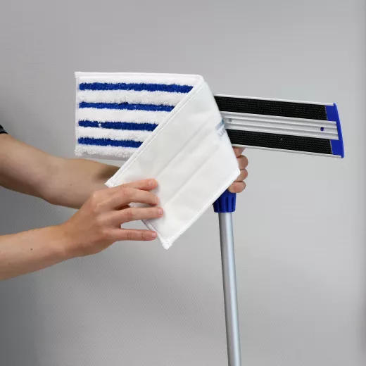 Mop grattant en microfibres idéal pour nettoyer tous les sols Mop grattant en microfibres idéal pour nettoyer tous les sols