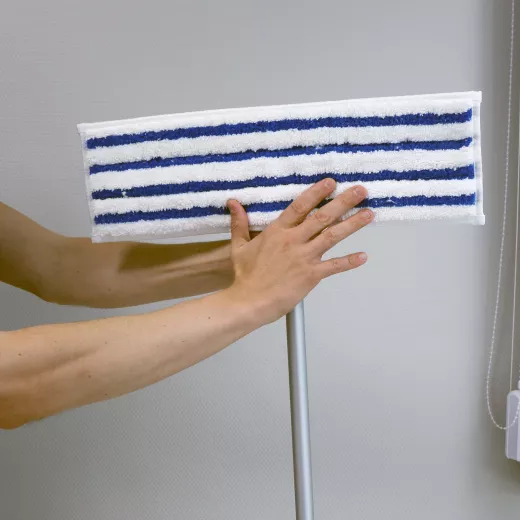 Mop grattant en microfibres idéal pour nettoyer tous les sols Mop grattant en microfibres idéal pour nettoyer tous les sols
