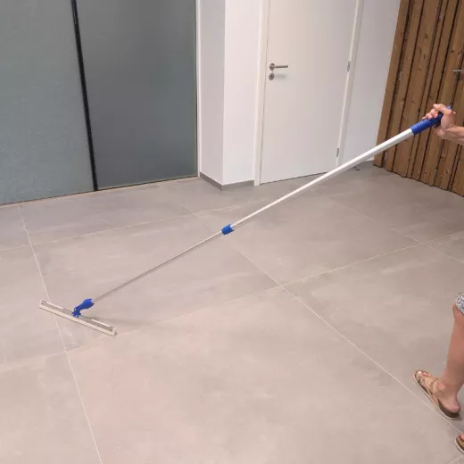 Kit de nettoyage des sols avec base raclette en mousse et manche à balai télescopique Kit de nettoyage des sols avec base raclette en mousse et manche à balai télescopique