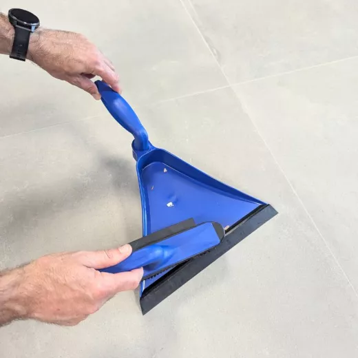 Kit ramasse poussière avec ramassette et brossette en caoutchouc Heva Kit ramasse poussière avec ramassette et brossette en caoutchouc Heva