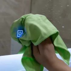 Finitions parfaites : comment utiliser les microfibres de finition pour des vitres et miroirs sans traces ? Finitions parfaites : comment utiliser les microfibres de finition pour des vitres et miroirs sans traces ?