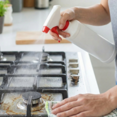 Comment éliminer les graisses tenaces avec un dégraissant écologique ?