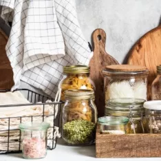 Zéro déchet en cuisine : pourquoi adopter les sacs de congélation réutilisables et les boîtes en verre