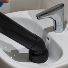 Comment choisir et utiliser un déboucheur à pompe pour vos canalisations ?