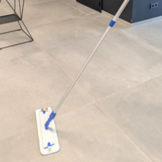 Pourquoi choisir un kit microfibre avec manche télescopique pour nettoyer vos sols efficacement ?