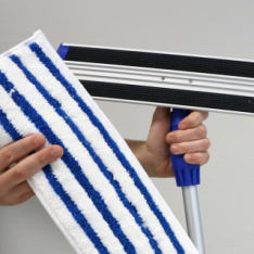 Sols propres et sans traces : la puissance d’un mop grattant en microfibres
