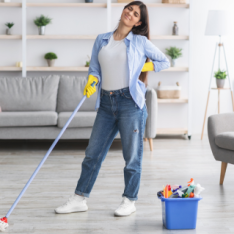 Maux de dos et ménage : les solutions pour nettoyer vos sols sans vous pencher