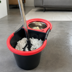 Seau essoreur vs seau classique, quel modèle choisir pour votre maison ?