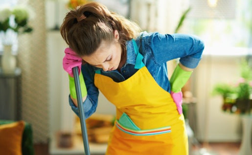 Protégez votre dos pendant le ménage : adoptez le bon équipement ergonomique !
