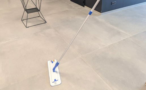 Pourquoi choisir un kit microfibre avec manche télescopique pour nettoyer vos sols efficacement ?