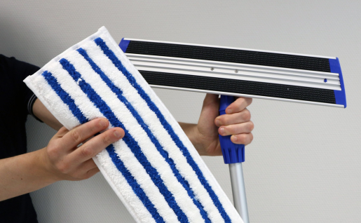 Sols propres et sans traces : la puissance d’un mop grattant en microfibres