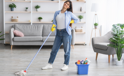 Maux de dos et ménage : les solutions pour nettoyer vos sols sans vous pencher
