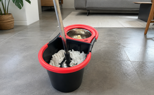 Seau essoreur vs seau classique, quel modèle choisir pour votre maison ?