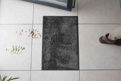 Pourquoi les tapis d’entrée en microfibres sont-ils plus efficaces que les paillassons classiques ?