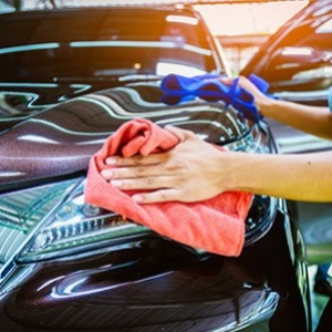 Entretien et nettoyage d'une voiture : la microfibre pour un résultat sans  rayures