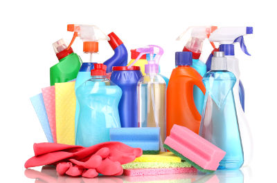Panier rempli de produits d'entretien non écologique pour nettoyer la maison