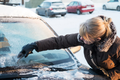 Entretien de ma voiture : comment dégivrer rapidement le pare-brise