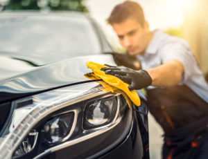 Homme qui sèche sa voiture avec microfibre