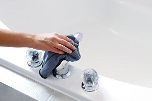 La lavette en microfibre : efficace contre les moisissures