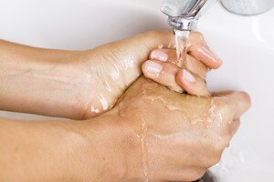 La microfibre peut nettoyer les mains et détacher les vêtements