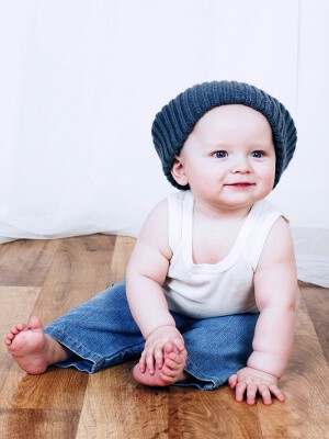 Bébé sur un parquet nettoyé au mop en microfibre