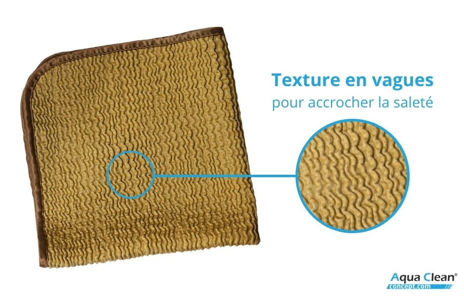 La texture gaufrée de la lingette en microfibres sert à amasser la saleté efficacement.