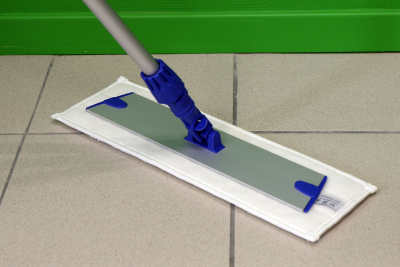 Personne qui nettoie avec un mop grattant